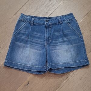 d. jeans Shorts Women's sz 8 Pleated Mid Rise 5" Denim Jean Shorts